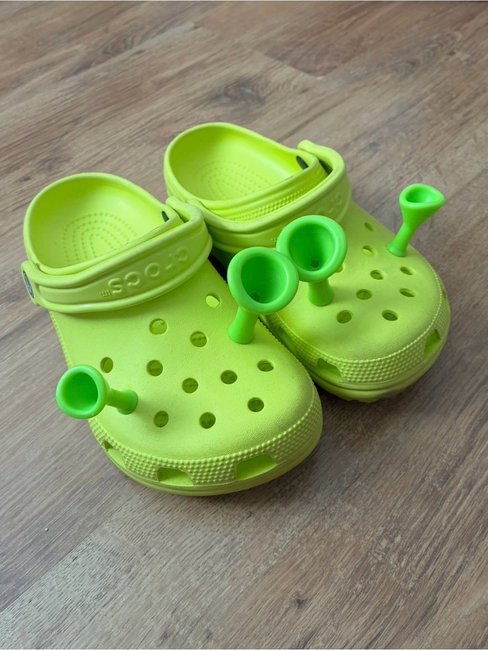 Crocs Classic Clog vert lime avec Jibbitz oreilles de Shrek, 6 femme, 4 homme
